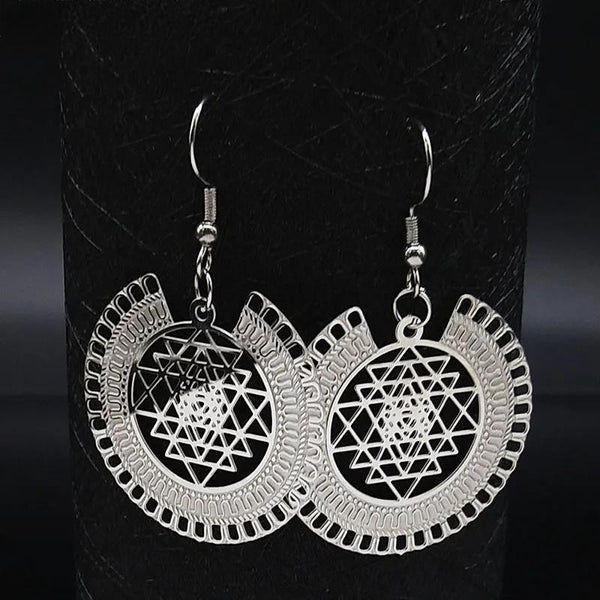 Pendientes colgantes de acero inoxidable con diseño de Sri Yantra en color plateado.
