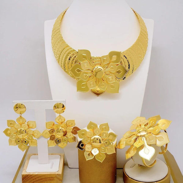 Conjuntos de collar, pendientes, anillos y pulseras con dijes de flores vintage chapados en oro.