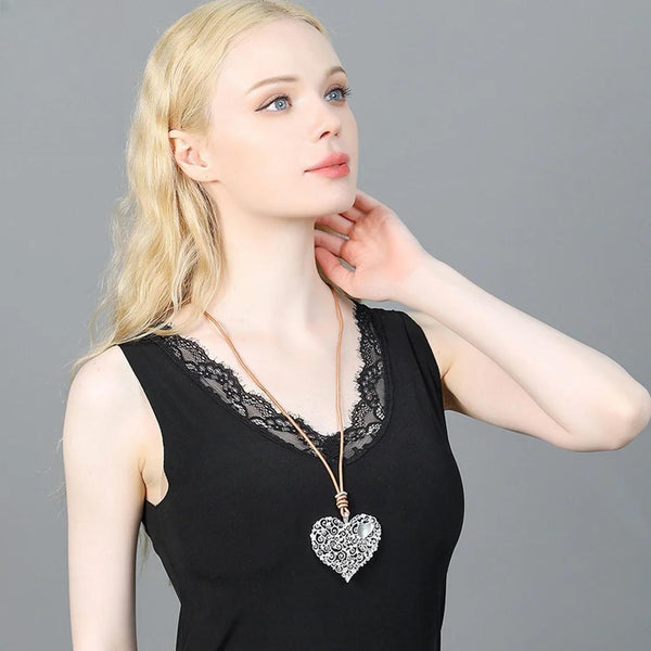 Collar vintage de cadena larga con forma de corazón hueco de color plateado