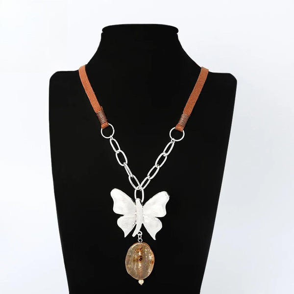 Colgante de mariposa vintage de color plata con cuentas de piedra, joyería gótica para mujer.