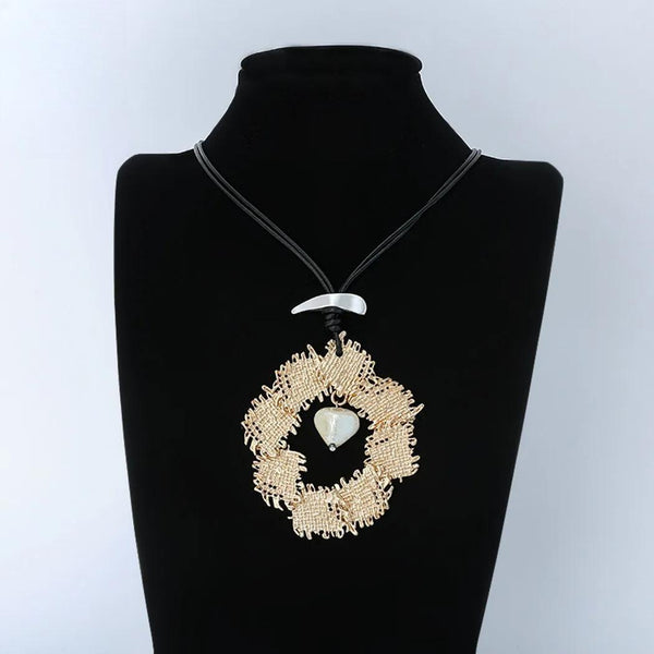 Collar con colgante de aleación de color dorado vintage para mujer