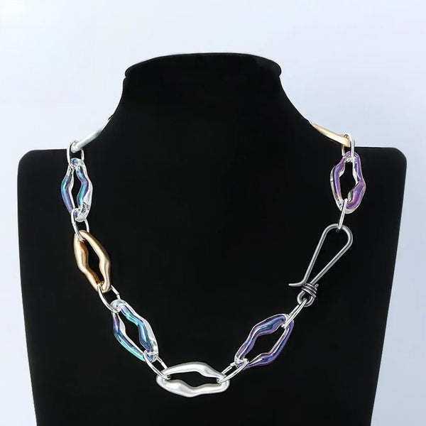 Collar vintage de tendencia con colgantes góticos y cadenas.