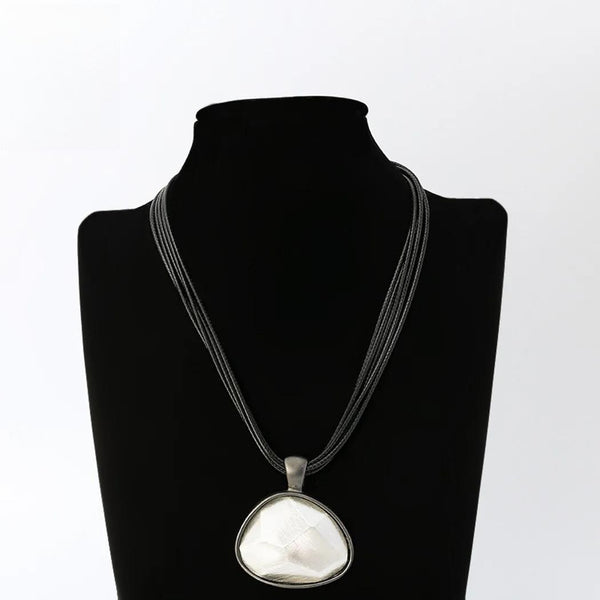 Collar vintage con cadenas largas alrededor del cuello