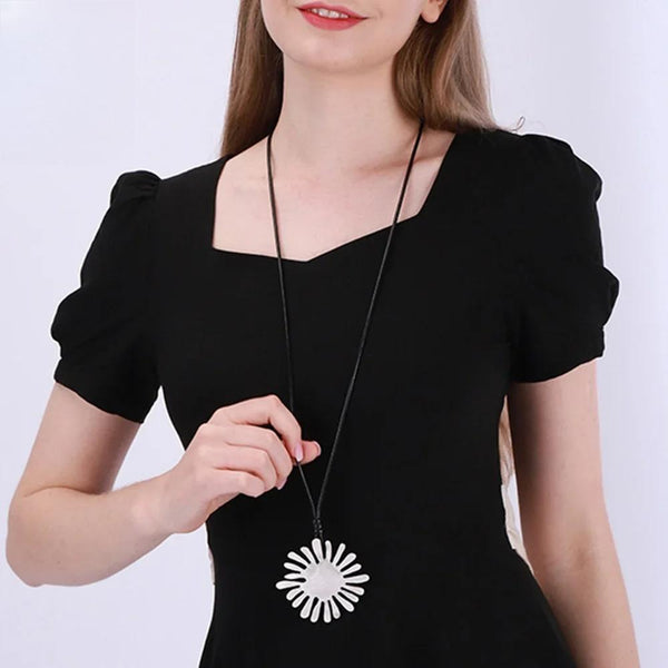Collar vintage de flores de color plata con colgante de cadena larga
