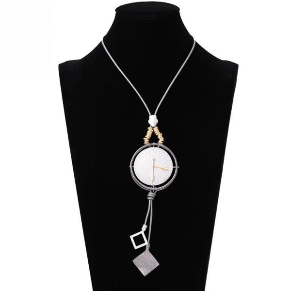 Collar con reloj de cadena larga vintage. Productos de tendencia. Novedades en colgantes.