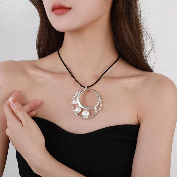 Gargantilla vintage con cuentas blancas, color plata, de metal, sencilla, con agujeros, para mujer