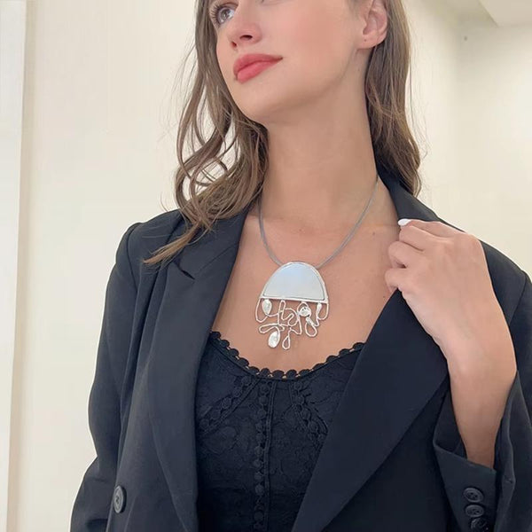 Gargantilla vintage de color plateado con diseño llamativo para mujer