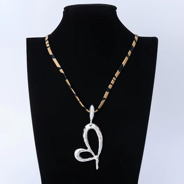 Collar vintage de corazón dulce con borla plateada colgante, joyería gótica para mujer