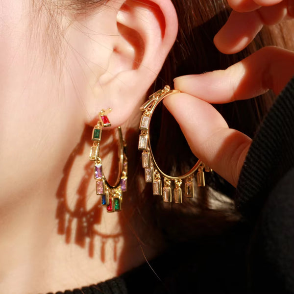 Pendientes de aro grandes de circonita cúbica arcoíris de oro amarillo con circonitas cúbicas de colores vibrantes.