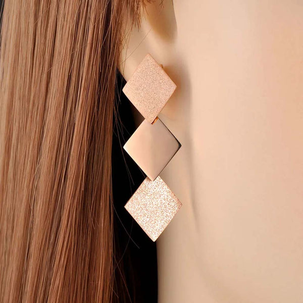 Pendientes de titanio y acero inoxidable de moda con forma de triángulo geométrico.