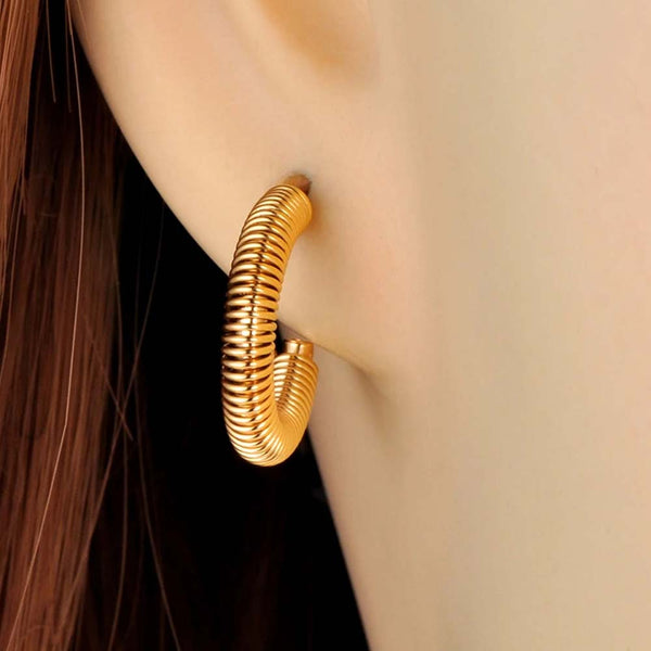Pendientes geométricos circulares de acero inoxidable chapados en oro.