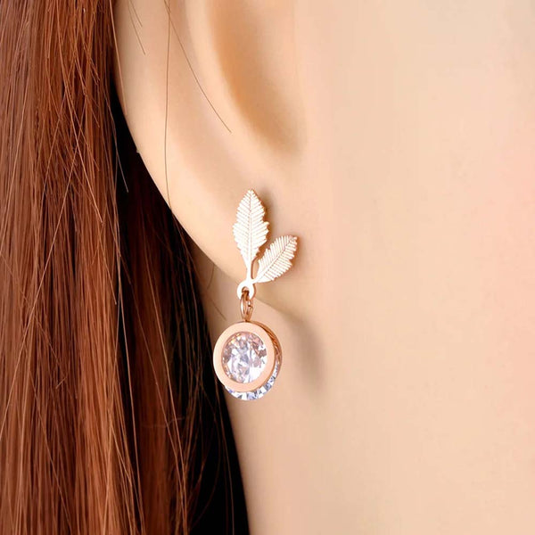 Pendientes de acero inoxidable con hojas de árbol y circonita cúbica bañados en oro.
