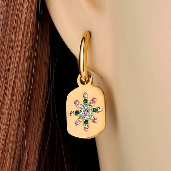 Pendientes de titanio y acero inoxidable con diamantes de imitación de colores.