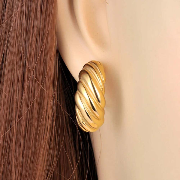 Pendientes de acero inoxidable con forma de gota de agua y diseño geométrico.