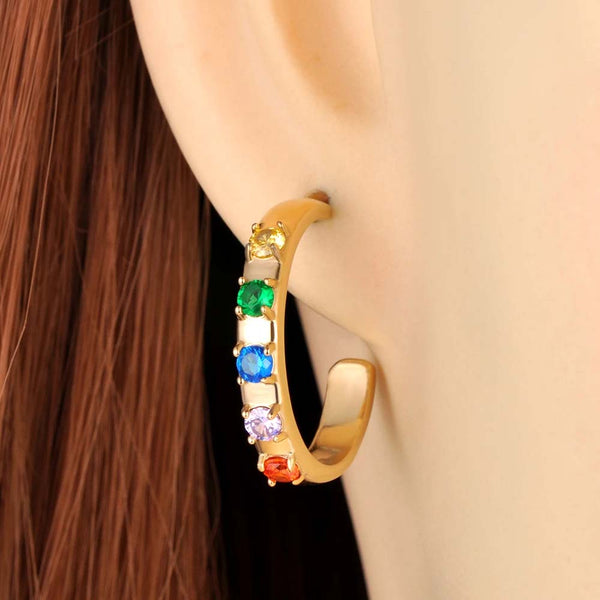 Pendientes de aro chapados en oro de 14 quilates para mujeres y niñas, de acero inoxidable, con cristales de circonita cúbica de colores.