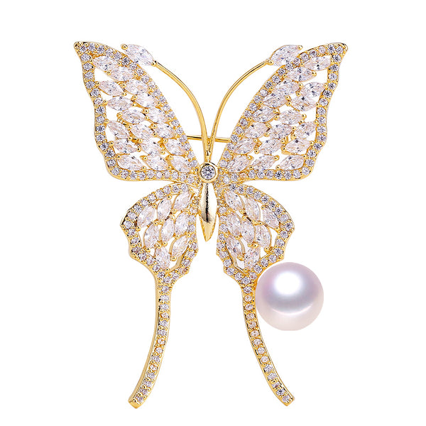 Broche de perlas naturales de agua dulce con diamantes de imitación dorados y mariposa sencilla