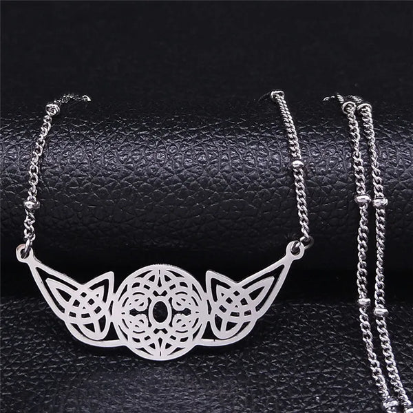 Collar de cadena de acero inoxidable con nudo irlandés en color plateado para mujer.