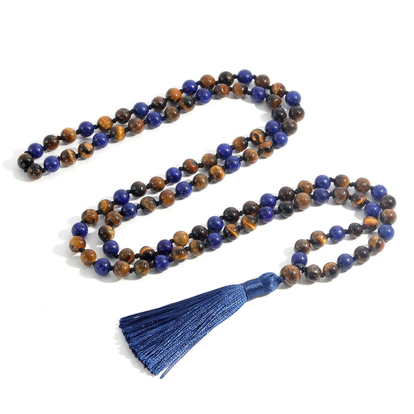 Collar largo anudado con cuentas de lapislázuli y ojo de tigre amarillo para meditación.
