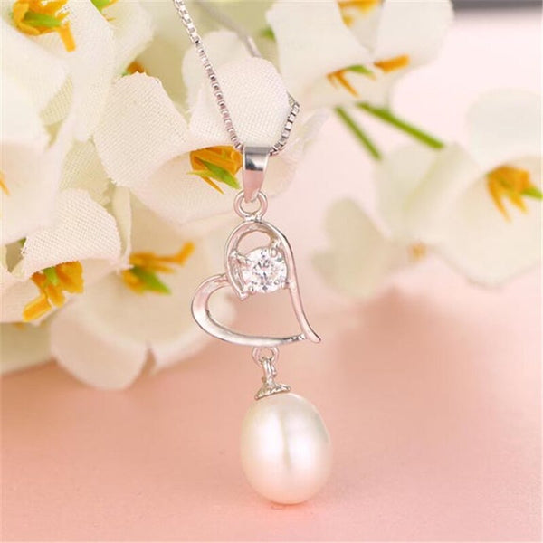 Collar de perlas ovaladas naturales de agua dulce con colgante de corazón de plata y circonita