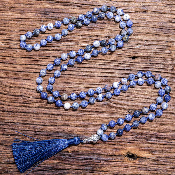 Collar anudado de japamala de 8 mm con cuentas de piedra azul y puntos blancos naturales para meditación.