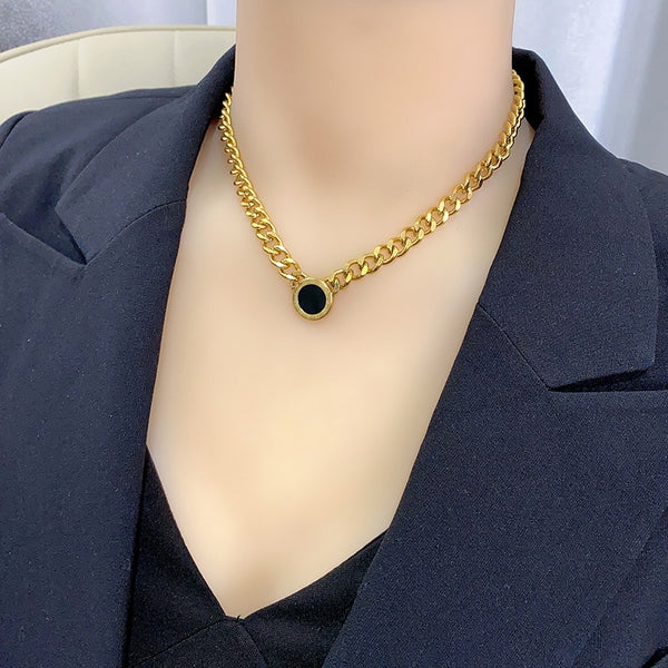 Gargantilla de cadena gruesa con dijes de números romanos y hipérbole de alta gama para mujer