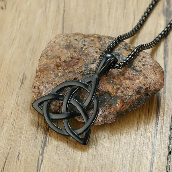 Collar con colgante de nudo triquetra irlandés negro para hombre con cadena de acero inoxidable