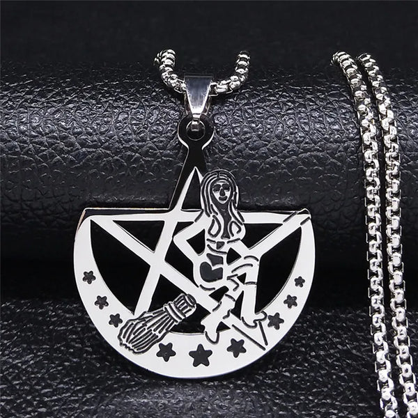 Collar de acero inoxidable con escoba de bruja para mujer