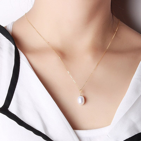 Elegante colgante de perla cultivada de agua dulce en oro de 18 quilates