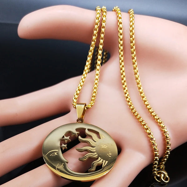 Collar grande de acero inoxidable con diseño de luna y sol de brujería para mujer, color dorado