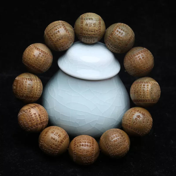 Pulsera de sándalo asiático verde para hombre con tallado budista y cuentas clásicas de sándalo.