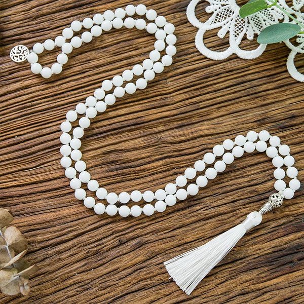 Collar de japamala de porcelana blanca de 8 mm con 108 cuentas anudadas, ideal para meditación y yoga.