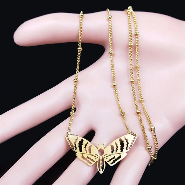 Collar de cadena de acero inoxidable con diseño de polilla de brujería para mujer y hombre, color dorado.