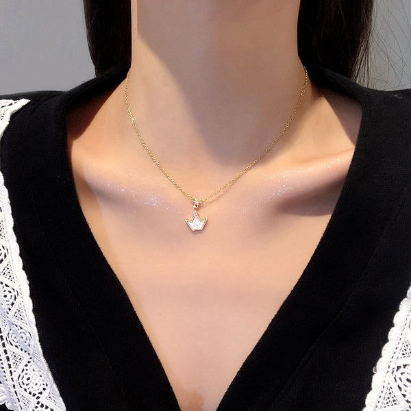 Collar con colgante de circonita y corona de fritilaria de acero inoxidable