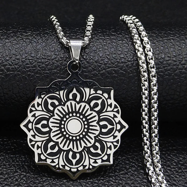 Collar de cadena de acero inoxidable con diseño de flor de loto y mandala para mujer, color plateado