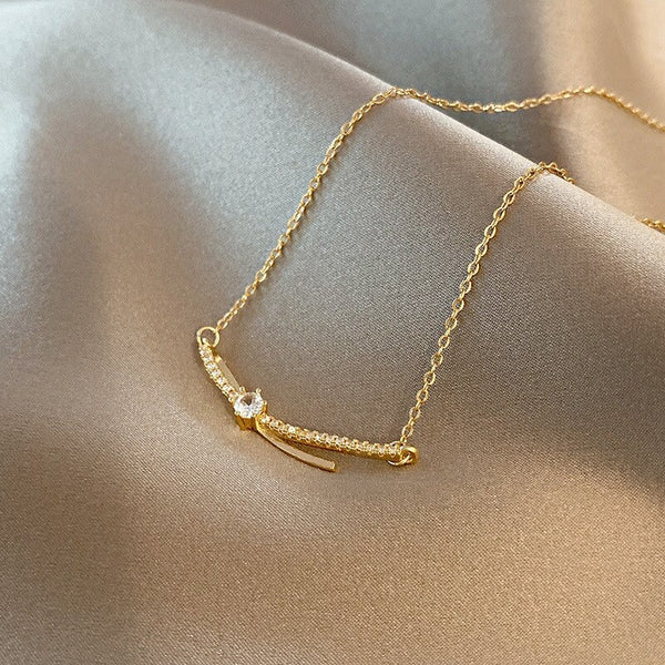 Collar con colgante de circonita y tira de horquilla de acero inoxidable
