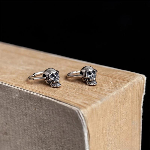 Pendientes estilo gótico punk rock de moda en plata de ley 925 con forma de calavera para hombre.