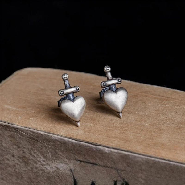 Pendientes de plata de ley 925 con diseño retro punk de corazón y espada para mujer y hombre.