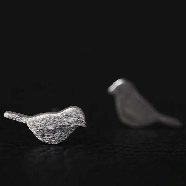 Pendientes minimalistas de moda con diseño de pájaro cepillado en plata de ley 925 auténtica para mujer.