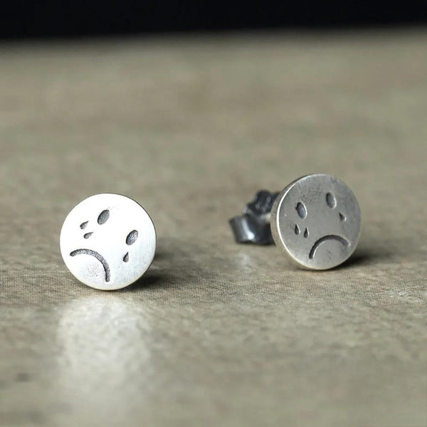 Pendientes de botón con cara llorando de plata de ley 925 auténtica