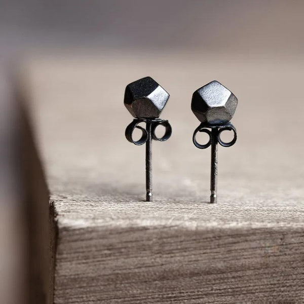Pendientes de botón con forma geométrica tridimensional de plata de ley 925 oxidada en negro