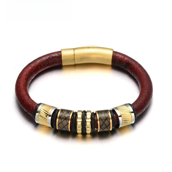 Elegante pulsera de piel de vaca roja con cuentas de acero inoxidable color dorado y cierre de botón mate.