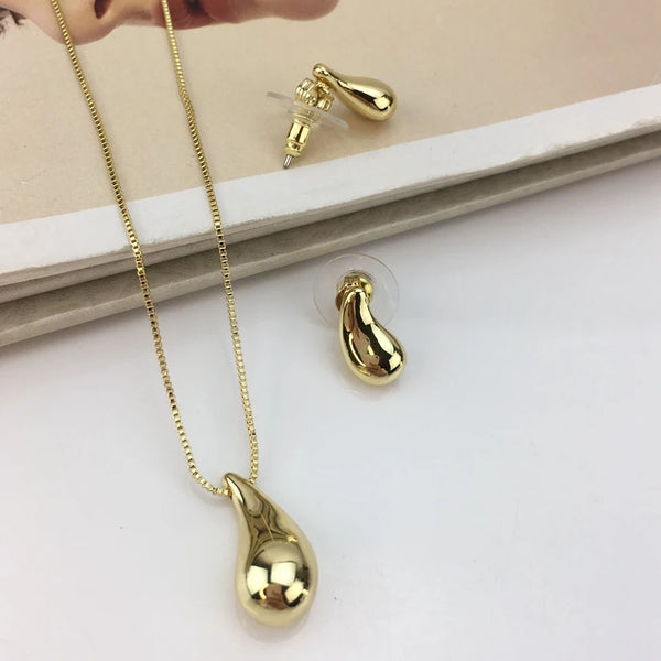 Colgante pequeño con pendientes de bisutería para mujer