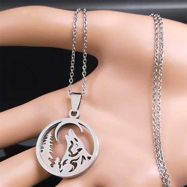 Collar con colgante de tres capas de luna creciente y lobo en el bosque