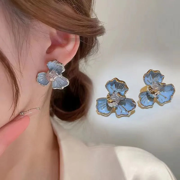 Pendientes de flores azules frescas de moda