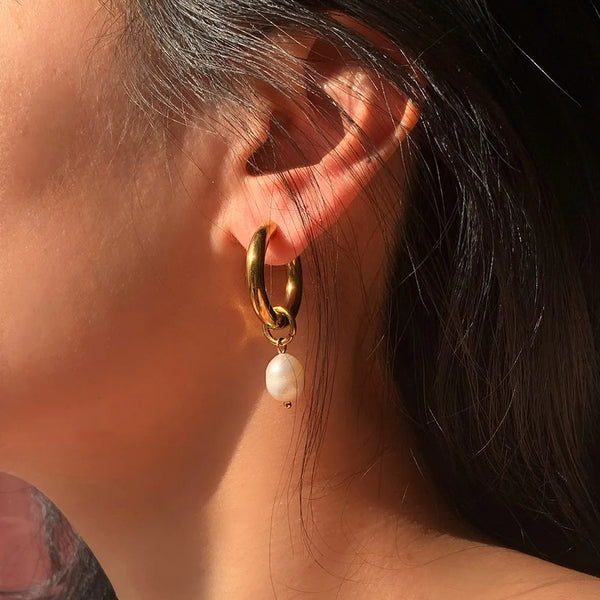 Pendientes Huggie de acero inoxidable chapado en oro de 18 quilates con perla de agua dulce para mujer
