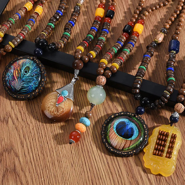 Collar largo étnico bohemio con cuentas de madera, plumas de pavo real vintage, colgante de mala budista de Nepal