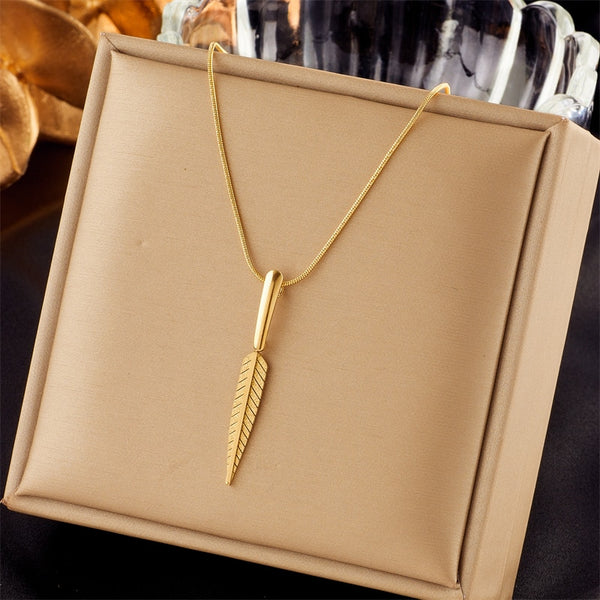 Collar con colgante de hoja y pluma de acero inoxidable 316L color dorado para mujer