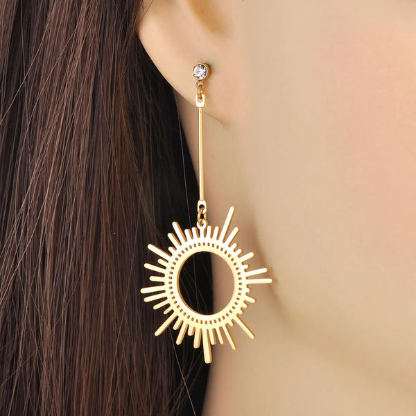 Pendientes de acero inoxidable bañados en oro con diseño de luz solar, hechos a mano y fundidos en metal.