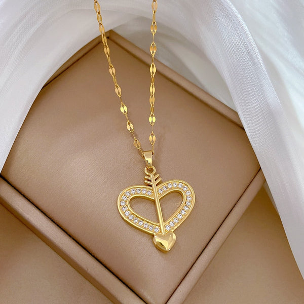 Collar con colgante de flecha en forma de corazón de acero inoxidable 316L para mujer