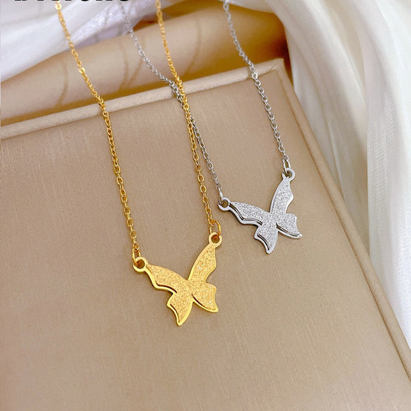 Collar con colgante de mariposa de acero inoxidable 316L en color dorado y plateado para mujer
